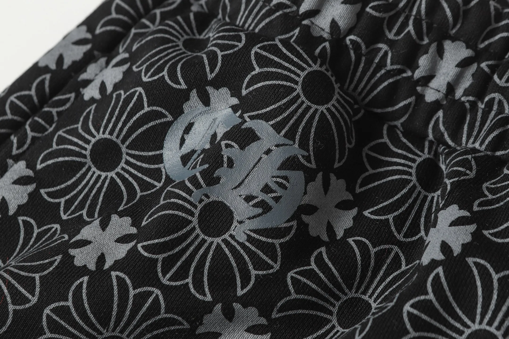 P280 #W5001 cross-border model. Those who pursue quality, please do not place an order. -Chrome Hearts/Chrome Hearts dark pattern all-over Sanskrit letter printed trousers, casual pants and sweatpants -High weight, high density and high quality. The wool is soft, delicate and skin-friendly. It feels soft and silky. It has excellent warmth and skin-friendly properties.